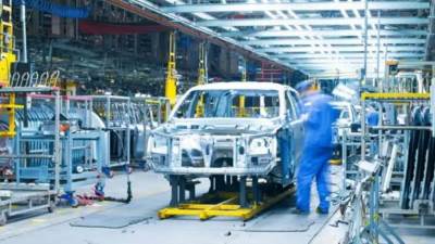 الفرص والتحديات المستقبلية للذكاء الاصطناعي بمجال تصنيع السيارات خلال عام 2025