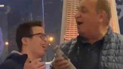 الطفل الجميل يحيي يغني مع والده أغنية عرباوي في وردة الشيخ زايد