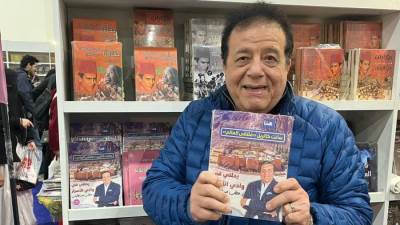 عاطف عبد اللطيف يوقع الطبعة الثانية من كتاب هنا سانت كاترين بمعرض الكتاب