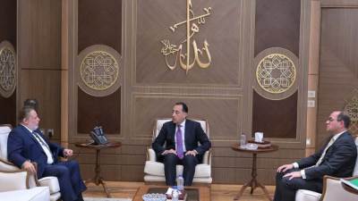 رئيس الوزراء يجتمع مع محافظ البنك المركزي ووزير المالية لاستعراض عدد من الملفات المهمة