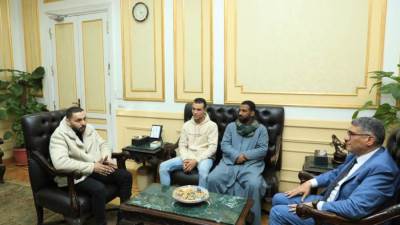 محافظ الجيزة يستقبل الشباب أصحاب واقعة إنقاذ الأطفال بحريق عمارة سكنية بفيصل 