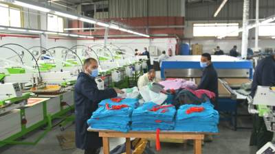 محافظ البحيرة تتفقد عدد من المصانع وتؤكد على دور المنطقة في التنمية الصناعية وتعزيز الإنتاج المحلي