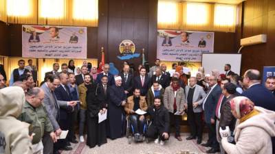 وزير العمل ومحافظ الفيوم  يسلمان عقود لذوي همم وشهادات لخريجي دورات تدريب مهني