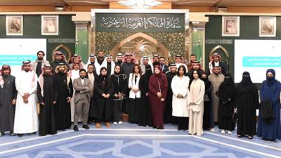 السفير الحصيني يستقبل وفدًا من الطلاب الدارسين بمصر