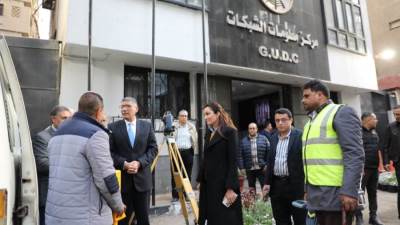 محافظ الجيزة يتفقد مركز معلومات شبكات المرافق للوقوف علي آليات العمل لتحقيق اقصي استفادة من المركز 