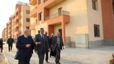 محافظ الجيزة يتفقد التجهيزات النهائية لمشروع إسكان الديسمي لتسكين ٢٥٦ أسرة من متضرري السيول بالصف