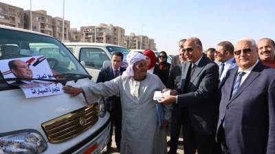 البنك الزراعي المصري يسلم 78 سيارة ميكروباص ضمن مبادرة إحلال السيارات بمحافظة المنيا