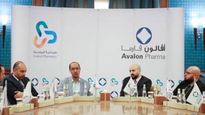 صيدليات المتحدة توقع اتفاقية استراتيجية مع أفالون فارما لتصنيع منتجات دوائية خاصة