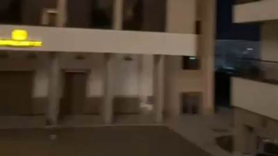 جماهير الجيش الملكي تطلق الألعاب النارية أمام فندق إقامة بيراميدز