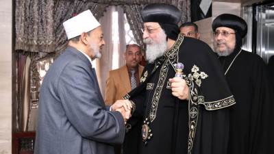 شيخ الأزهر يهنِّئ البابا تواضروس والإخوة المسيحيين بمناسبة عيد القيامة