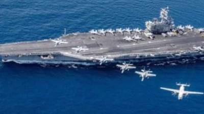 سقوط طائرة إف 18 من على متن حاملة طائرات أمريكية بالبحر الأحمر