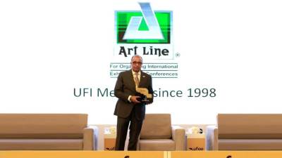 تكريم دكتور مهندس أحمد علام مؤسس شركة آرت لاين لتنظيم المعارض والمؤتمرات الدولية بالمؤتمر الإقليمى لـ (UFI)