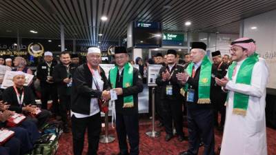 لأول مرة في موسم حج : تسليم بطاقات "نسك" خارج السعودية والبداية لحجاج ماليزيا