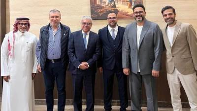 السفير إيهاب أبو سريع سفير مصر بالسعودية وحرمه والوزير المفوض ضياء حماد  في عرض مسرحية "الف تيته وتيته" بجده 