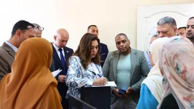 وزيرة التنمية المحلية تقوم بجولة على مركز الصف بالجيزة لمتابعة سير العمل في الملفات الخدمية