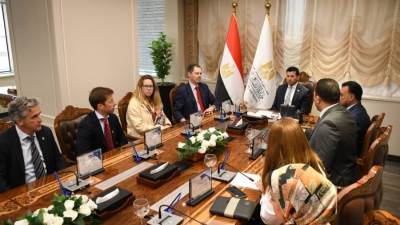 وزير الشباب والرياضة يلتقي السفير الإسباني وممثلي نادي فياريال لبحث سبل التعاون المشترك 