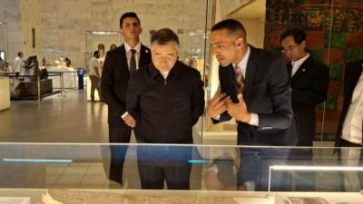 أشاد بالقطع الاثريه المعروضة.. وفد صيني رفيع في زيارة المتحف القومي للحضارة