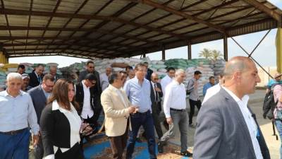 وزير الزراعة ومحافظ الشرقية ورئيس البنك الزراعي يتابعون أعمال توريد القمح بشونة العزيزية 