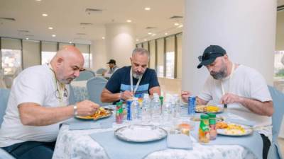 أطعمة الحجاج تحت المجهر.. مسؤولو البعثات يشاركون في تقييم وجبات المشاعر المقدسة قبل التصعيد