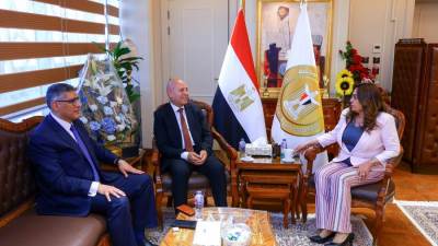 وزيرة التنمية المحلية تتابع مع محافظي القاهرة والجيزة المشروعات التنموية والخدمية علي أرض المحافظتين