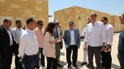 اللواء خالد فودة ومحافظ الجيزة في جولة تفقدية للتأكد من إنتظام تقديم الخدمات بالمنطقة الأثرية لأهرامات الجيزة 