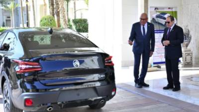 الرئيس السيسى يتفقد سيارات طراز "سيتروين C4X" المصنّعة محليًا بنسبة مكون 45%