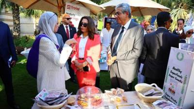 وزيرة التنمية المحلية وعميد كلية التعليم المستمر يتفقدان معرضي "أيادي مصر" ومعرض خريجات منحة AUC SHE Can بالجامعة الأمريكية