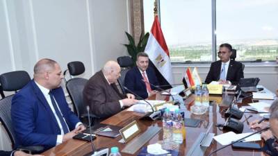 وزير التموين يتابع مع رئيس الشعبة العامة للمخابز انتظام عمل منظومة الخبز البلدي المدعم