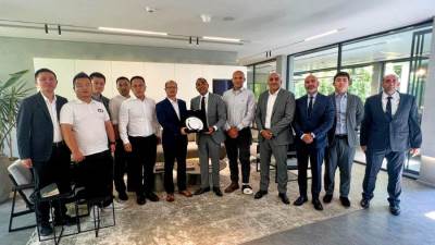 زيارة استراتيجية رفيعة المستوى من السيد أليكس نان – نائب رئيس مجموعة چيلي العالمية والرئيس التنفيذي لLEVC إلى مجموعة أبوغالي موتورز