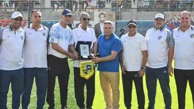 نادي المقاولون العرب يكرم الحاج صلاح غالي والد الكابتن محمد صلاح