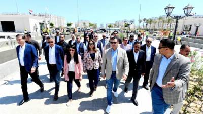  وزير الإسكان يصطحب أربعة وزراء  ومحافظ مطروح في جولة تفقدية بالمدينة التراثية بالعلمين الجديدة