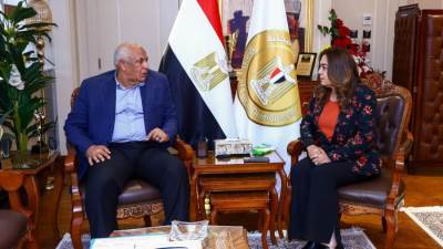 وزيرة التنمية المحلية تتابع مع محافظ الوادي الجديد آخر مستجدات الخطة التنفيذية لإنشاء مركز الحرير بمدينة الخارجة