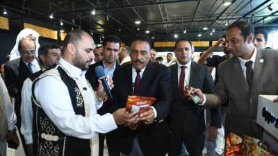 محافظ مطروح يفتتح أحد منافذ معاصر وبيع زيت الزيتون والمنتجات البيئية 