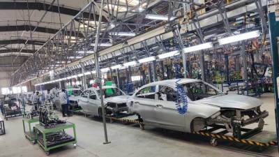 التقلبات السعرية وزيادة الطرازات المعروضة وسيطرة المجمعة محلياً .. تقود حركة سوق السيارات بالفترة الحالية