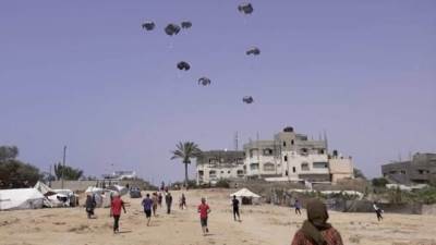 "طيور الخير" تتساقط على غزة.. الإمارات تنفذ عملية الإنزال الجوي الـ 61 للمساعدات