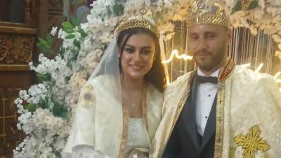 الكاتب الصحفي أشرف أبو طالب يهنئ الزميل جمال صادق بمناسبة زفاف كريمته