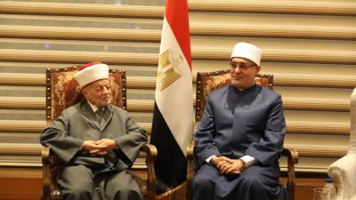 مفتي الجمهورية يستقبل مفتي القدس لدي وصوله القاهرة للمشاركة في المؤتمر العالمي العاشر للإفتاء