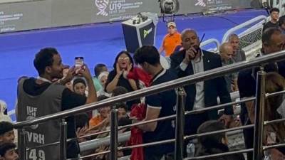 اللجنة المنظمة توزع قميص منتخب الناشئين على الجماهير في المدرجات قبل لقاء الدنمارك بمونديال اليد