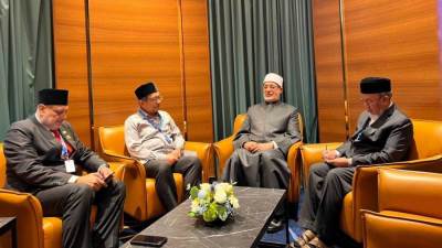 مفتي الجمهورية يلتقي بقيادات المنظمة العالمية لخريجي الأزهر بماليزيا.. ويثمن جهودهم في نشر الفكر الوسطي