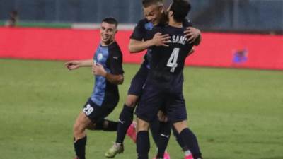 بيراميدز يتغلب علي الأهلى بثنائية ويُلقنه الهزيمة الأولى بالدورى