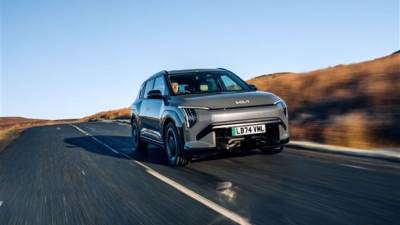 كيا تفوز بجائزتين من جوائز وات كار (What Car?) للسيارات الكهربائية لعام 2025