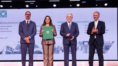 وزيرة التنمية المحلية ومحافظ الأقصر يتسلمان جائزة الآغا خان العالمية للعمارة 2025 عن مشروع إعادة إحياء إسنا التاريخية