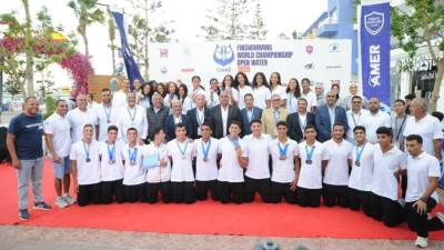 وزير الشباب والرياضة يهنئ أبطال مصر لتصدرهم بطولة العالم للسباحة بالزعانف بالعلمين 