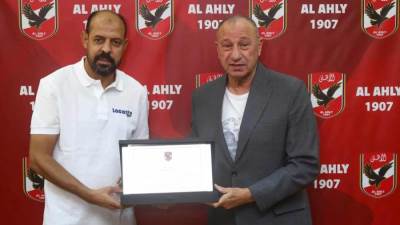 الخطيب يُكرم عماد النحاس تقديرًا لجهوده مع الأهلي