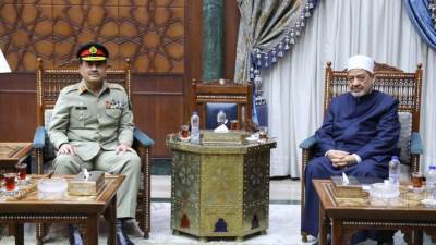 شيخ الأزهر يستقبل رئيس هيئة الأركان البريَّة الباكستانيَّة  