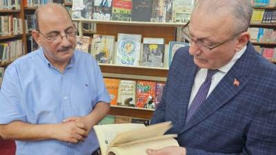السفير التركي بالقاهرة صالح موطلو شن يهدى مجموعة كتب إلى مكتبة القاهرة الكبري