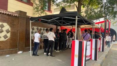 توافد الناخبين على لجان الدقى قبل بدء التصويت فى انتخابات النواب.. صور