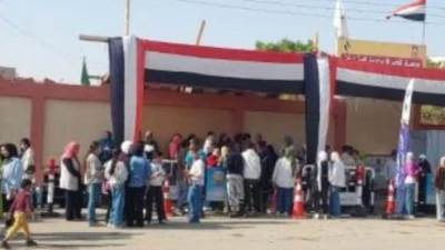 توافد المواطنين على لجان مدرسة الجيزة القومية للتصويت بانتخابات النواب