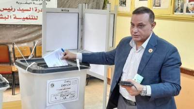 د. مختار همام مرشح القائمة الوطنية بسوهاح يدلي بصوته في انتخابات النواب 