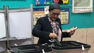 رئيسة المجلس القومي للطفولة والأمومة تُدلي بصوتها في انتخابات مجلس النواب بمدينة الشيخ زايد